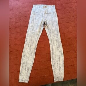 lululemon athletica size 6. Inseam 28” Gray Patterned Leggings
